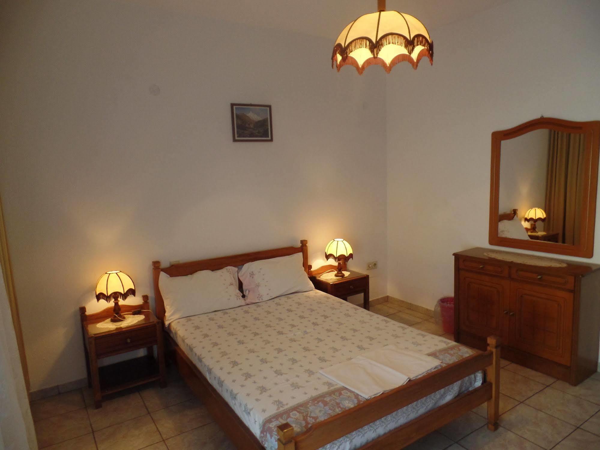 Antique The Hotel Olympiakí Aktí Dış mekan fotoğraf
