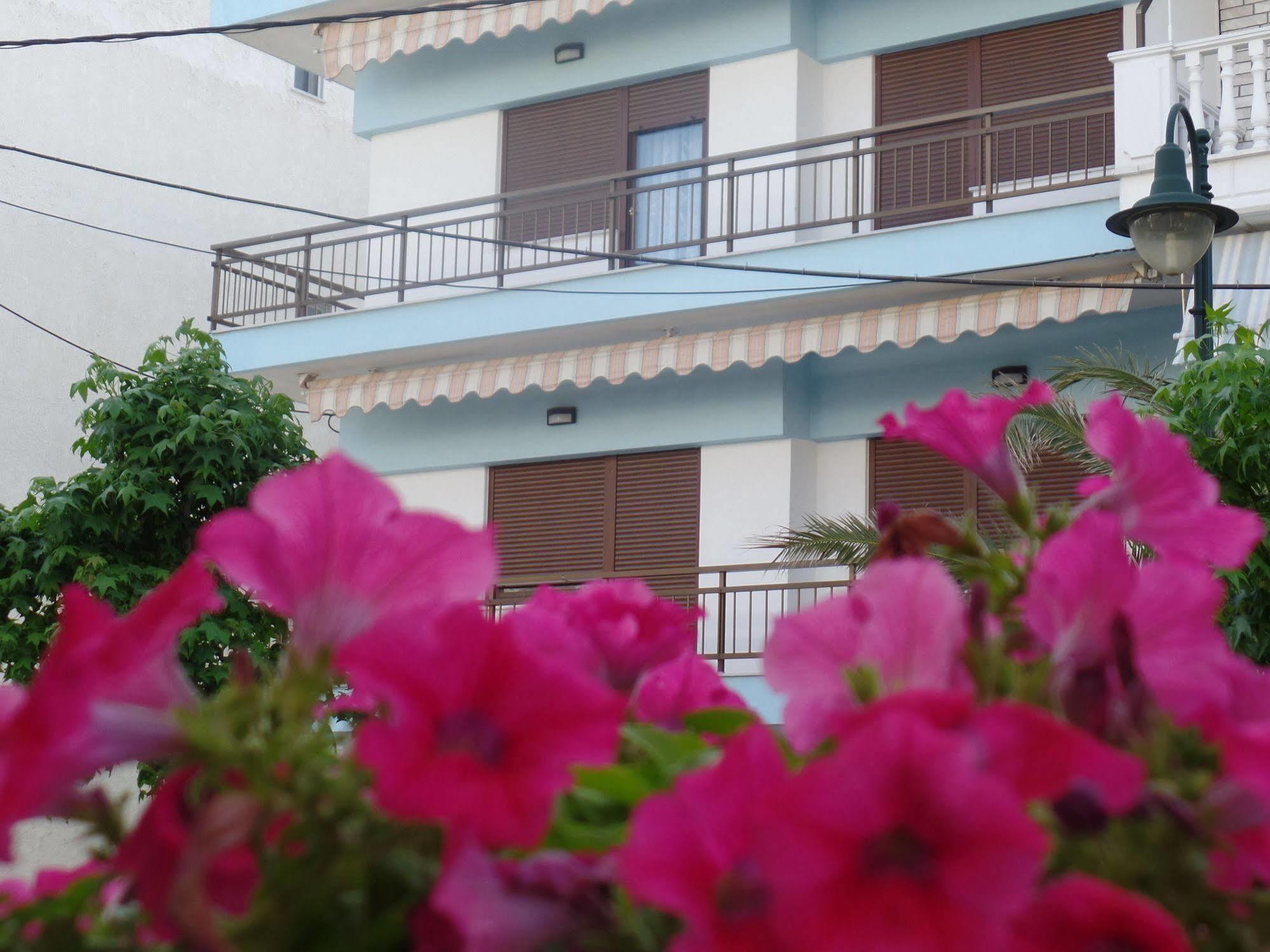 Antique The Hotel Olympiakí Aktí Dış mekan fotoğraf