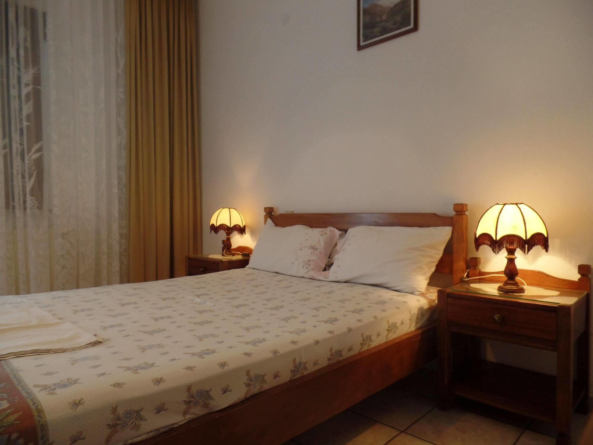 Antique The Hotel Olympiakí Aktí Dış mekan fotoğraf